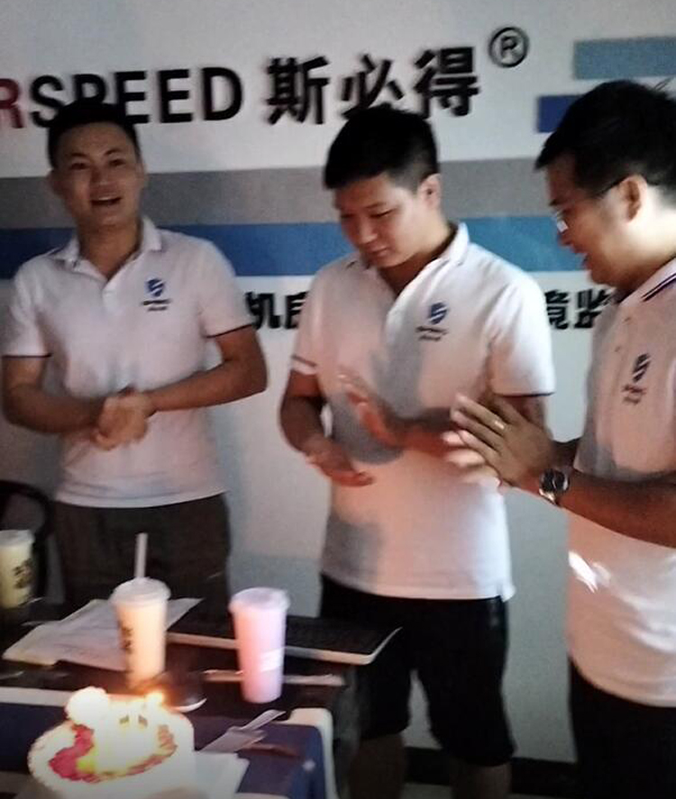 嘿嘿连载APP下载官网下载科技召开9月份总结会暨生日会